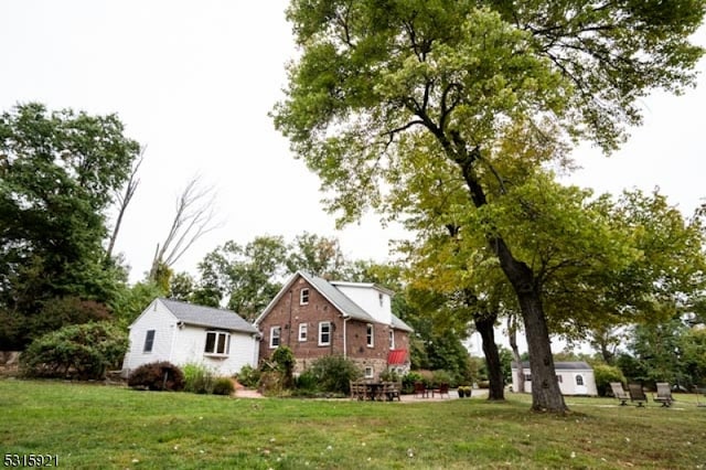 view of front of property featuring a front lawn