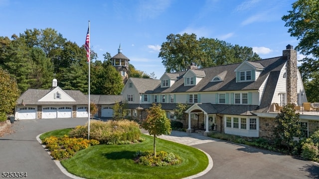 view of front of home featuring a front yard and a garage