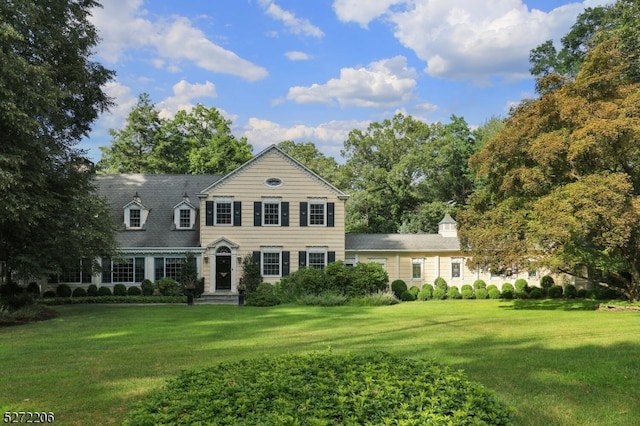 view of front of property featuring a front lawn