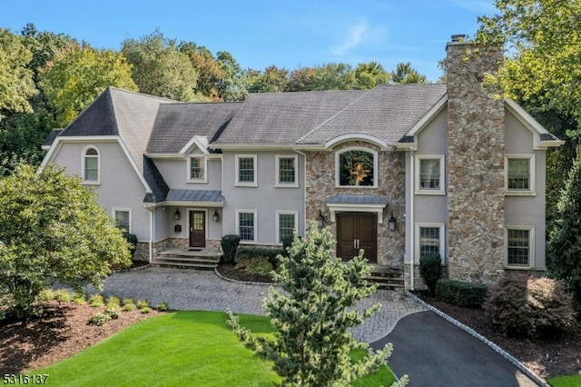 view of front facade featuring a front yard