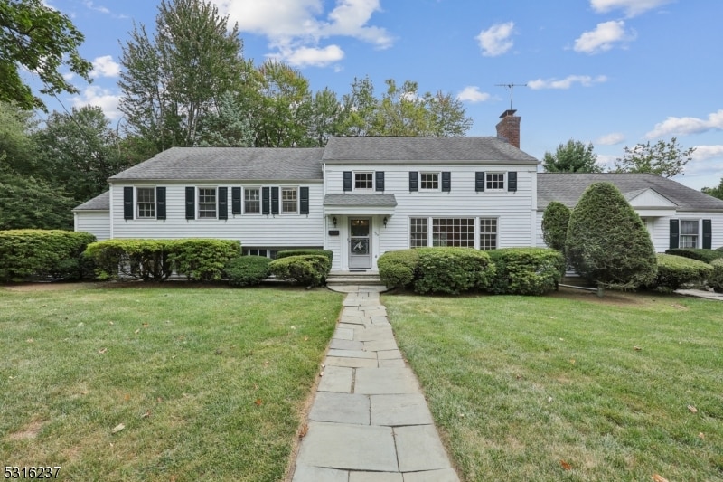 view of front of home with a front yard