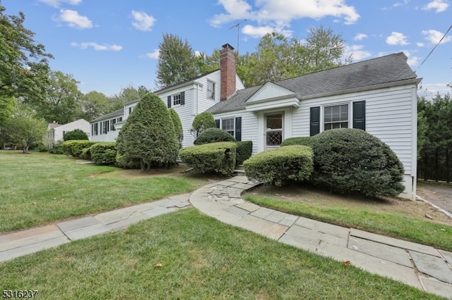 view of front of home featuring a front lawn