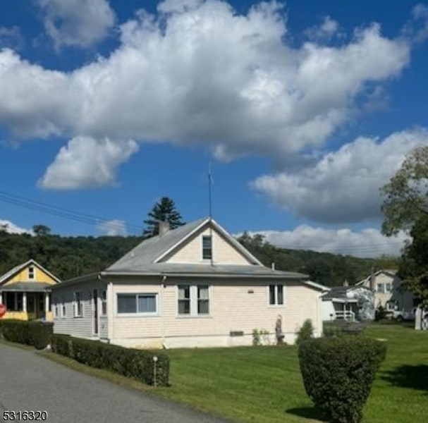 view of side of property featuring a lawn