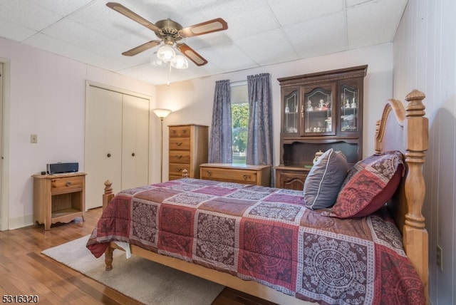 bedroom featuring ceiling fan, a closet, and light hardwood / wood-style floors