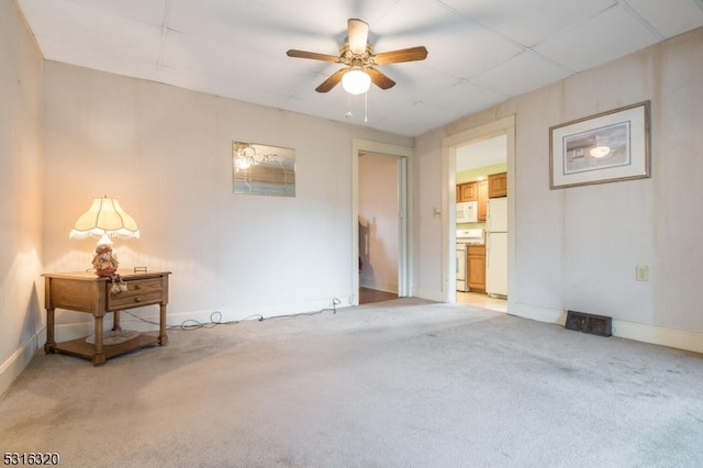 carpeted empty room featuring ceiling fan