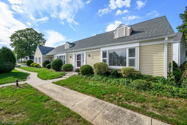 view of front of house featuring a front lawn