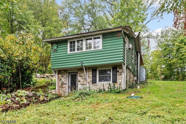 view of front of property featuring a front lawn