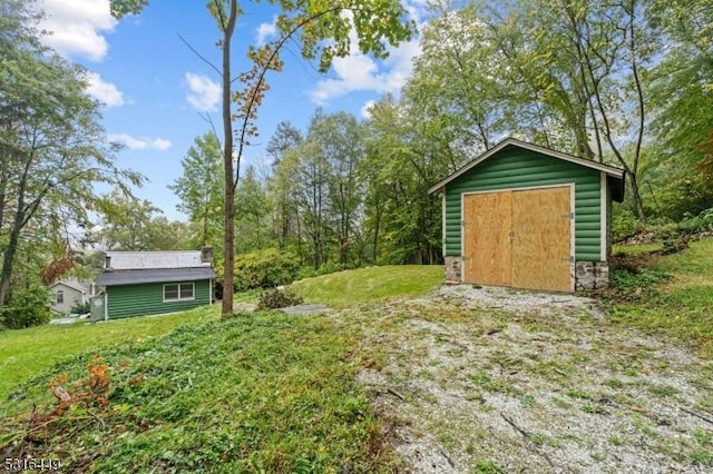 view of yard featuring an outbuilding and a storage shed