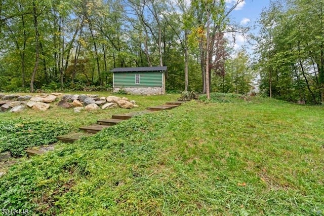 view of yard featuring an outdoor structure
