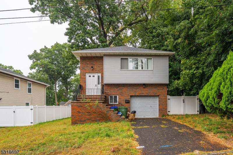 view of front of property featuring a front yard and a garage