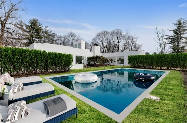 view of swimming pool featuring a yard