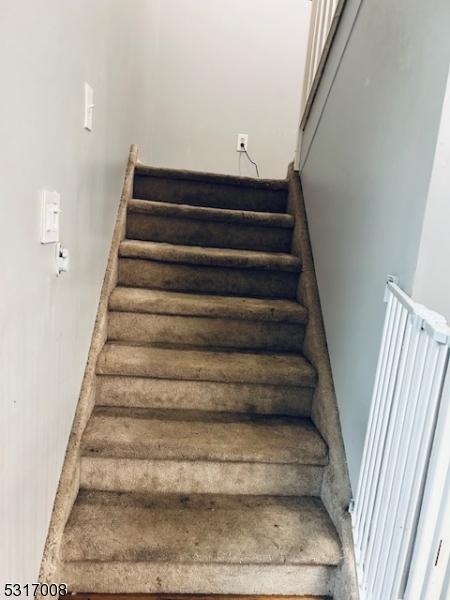 4 Star Lake Rd Unit D, Bloomingdale Boro, NJ 07403 - view of stairway