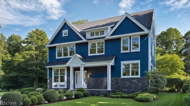 craftsman-style home featuring a front lawn and covered porch