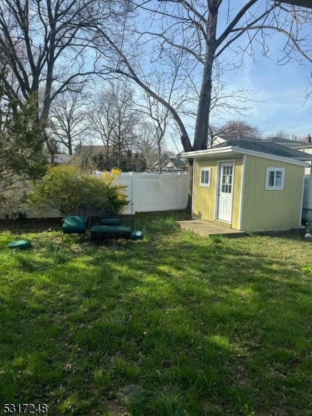 view of yard with an outbuilding