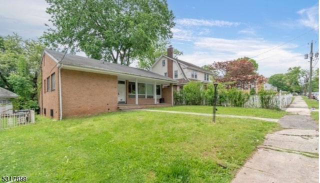 view of front of property with a front yard