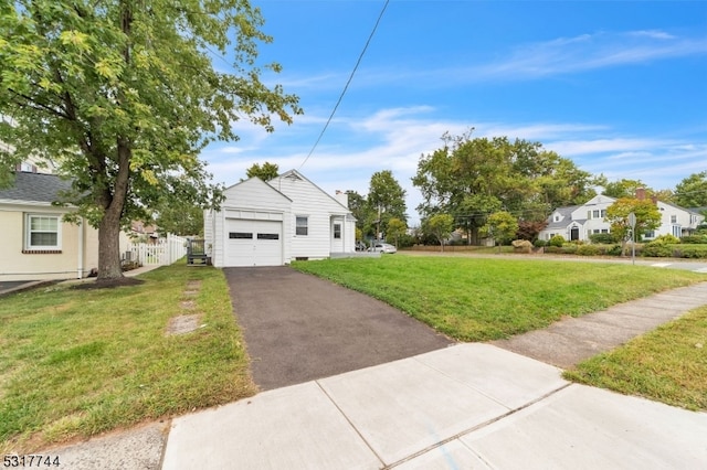 bungalow-style house featuring a front lawn