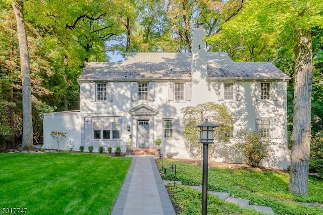 view of front facade featuring a front yard