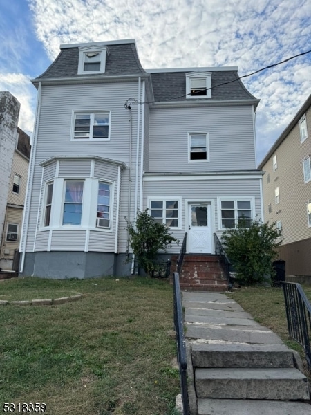 view of front facade featuring a front lawn