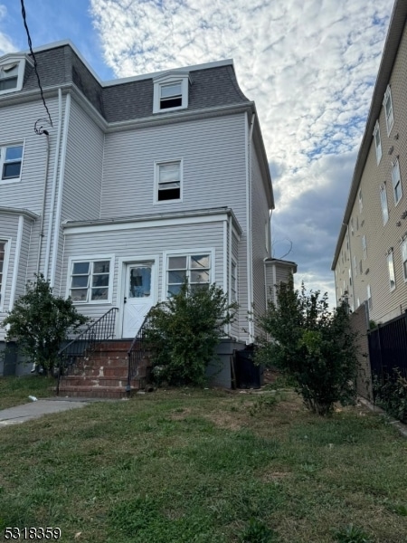 view of front facade featuring a front lawn