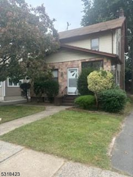 view of front of property featuring a front yard