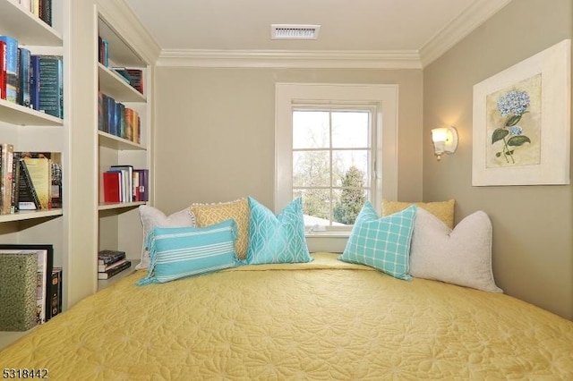 sitting room with visible vents and crown molding