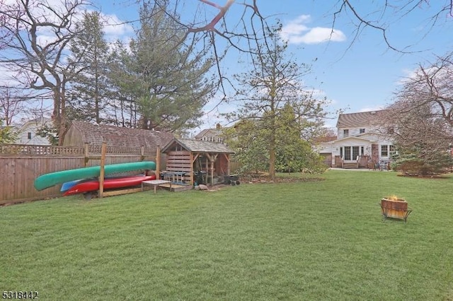 view of yard featuring fence