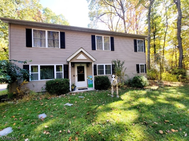 view of front of house featuring a front lawn