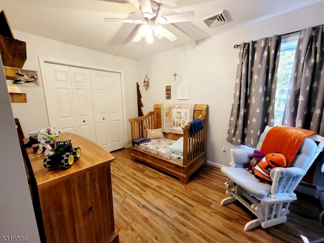 sitting room featuring light wood-type flooring and ceiling fan