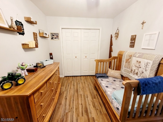 living area with light hardwood / wood-style floors