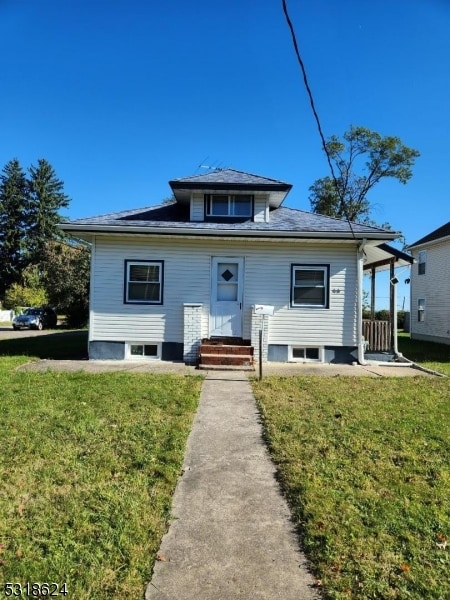 view of front of house with a front lawn