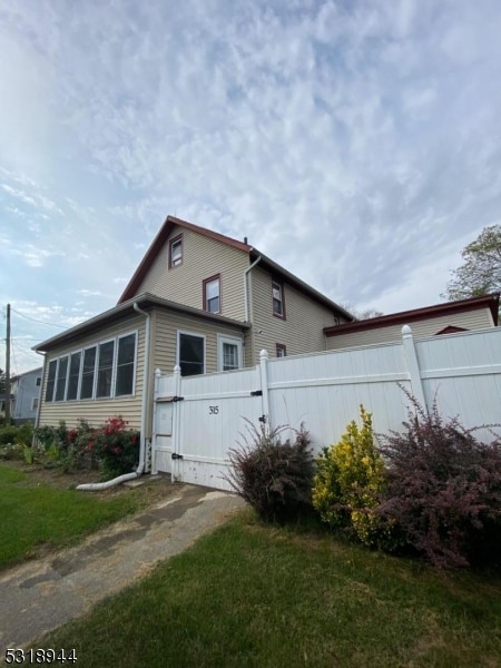 view of front of property with a front yard