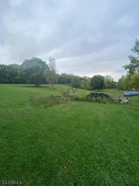 view of yard featuring a rural view