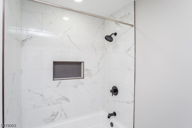 bathroom featuring tiled shower / bath combo