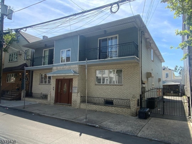 view of front of home featuring a balcony