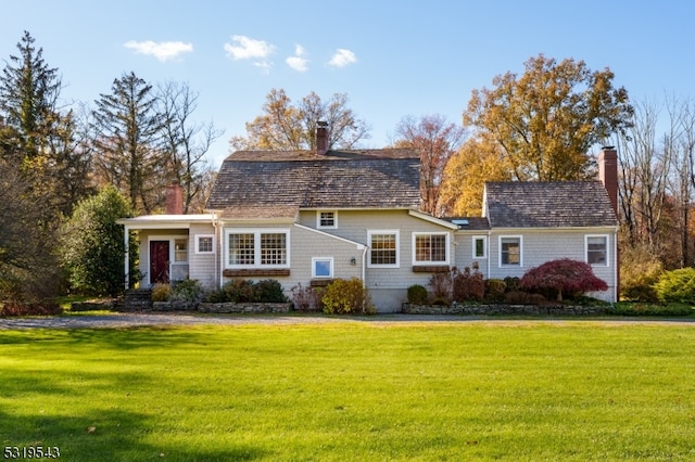 view of front of home featuring a front yard