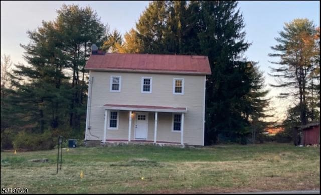 view of front of property featuring a porch and a yard