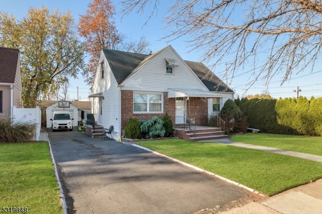 view of front of home featuring a front yard