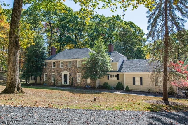 view of front facade featuring a front yard