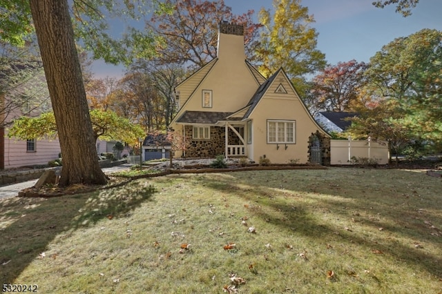 back of house featuring a lawn