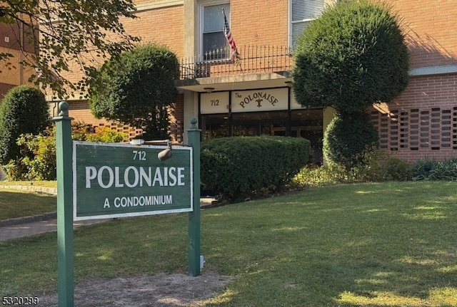 community / neighborhood sign featuring a lawn