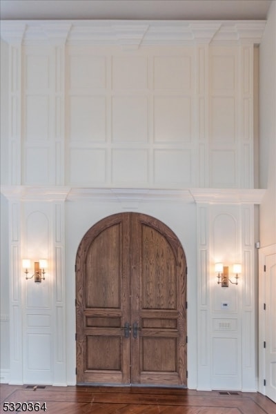 interior details featuring hardwood / wood-style floors