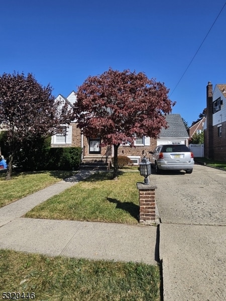 view of front facade with a front yard