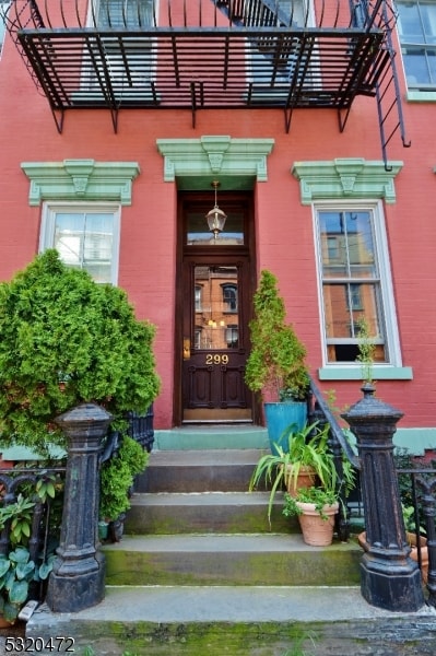 property entrance featuring a balcony