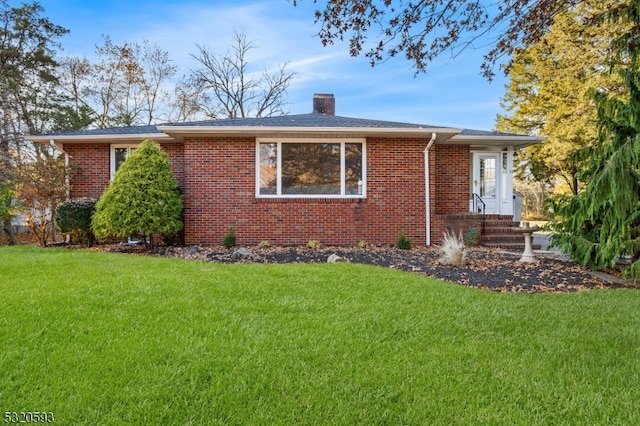 view of front of house featuring a front lawn