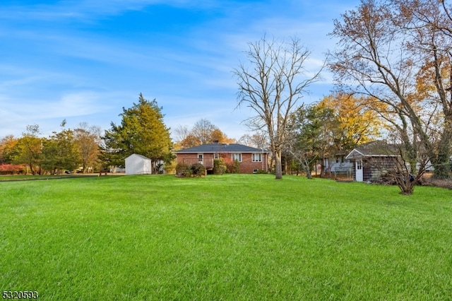 view of yard with an outdoor structure