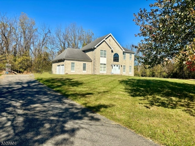 view of front facade featuring a front lawn