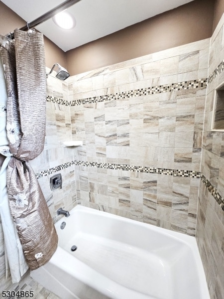 bathroom featuring shower / bath combo