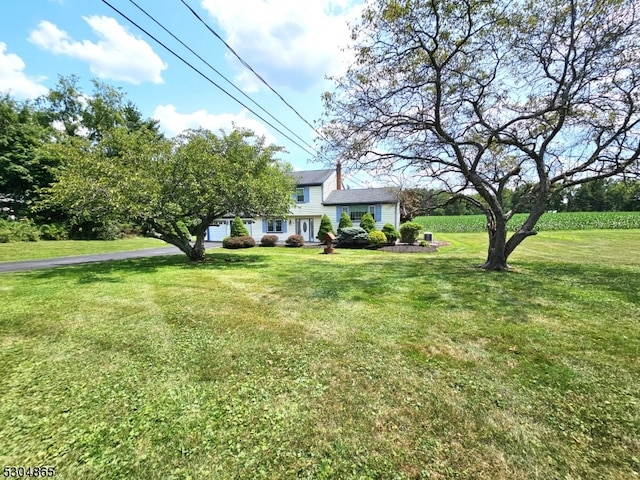 view of front of property featuring a front lawn