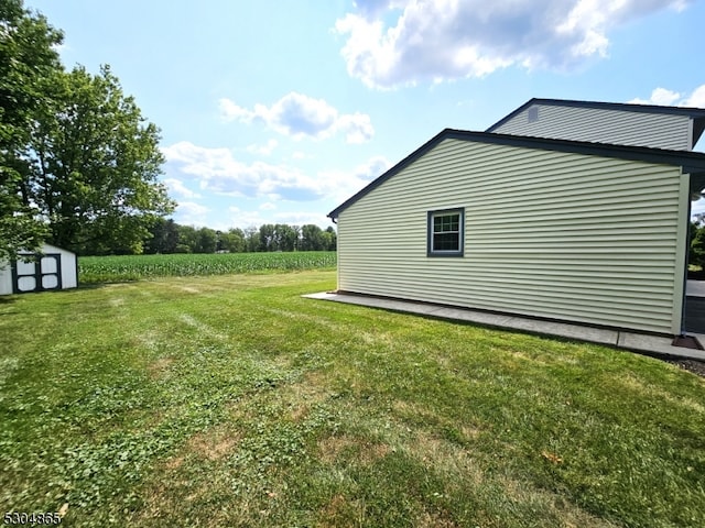 view of yard with a shed