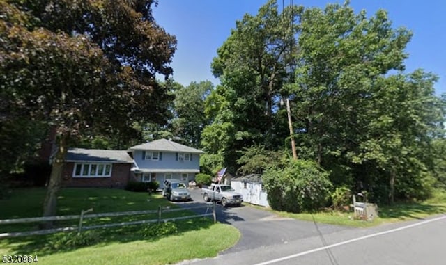 view of front of house featuring a front yard